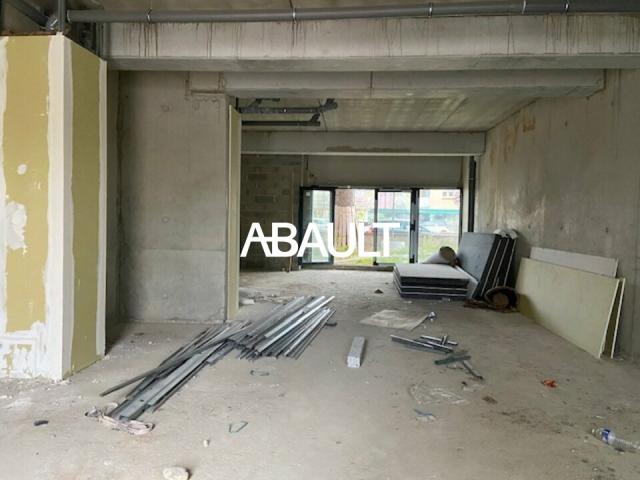 A LOUER LOCAL COMMERCIAL D ENVIRON 85 M² HYPER CENTRE AUCAMVILLE, ARTERE PRINCIPALE