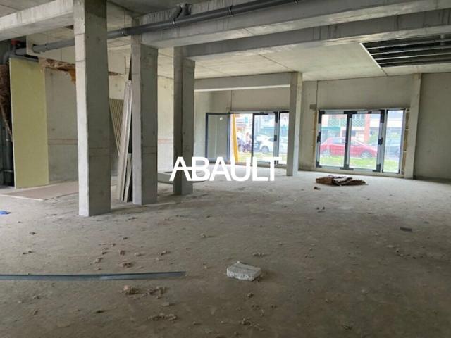 A LOUER LOCAL COMMERCIAL D ENVIRON 180 M² HYPER CENTRE AUCAMVILLE AXE PASSANT ARTERE PRINCIPALE