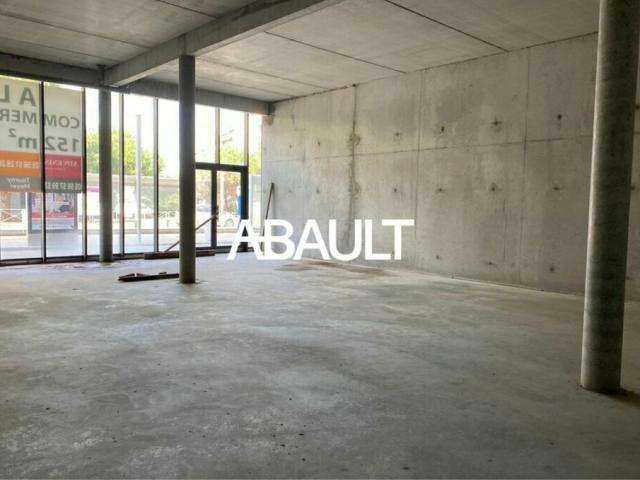 A LOUER LOCAL COMMERCIAL LOCATION PURE ENVIRON 160,05m² LORMONT