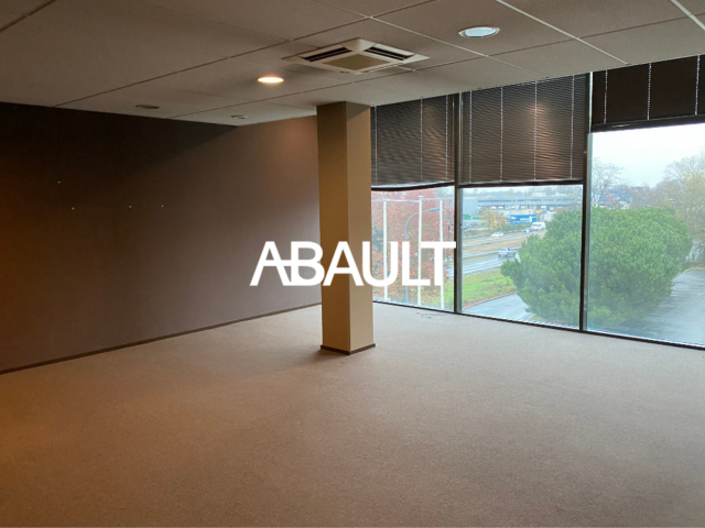 BRUGES A VENDRE BUREAUX 2EME ETAGE DE 65M² ENVIRON PROXIMITE ROCADE 