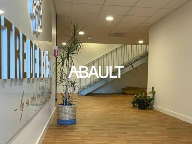 EYSINES MERMOZ A LOUER MAGNIFIQUES BUREAUX D'UNE BELLE SURFACE DE 180M² ENVIRON PARFAIT ETAT 