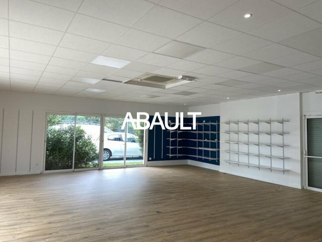 A LOUER LOCAL COMMERCIAL DE 258M² ENVIRON AVEC VITRINE SITUE A LEGUEVIN 