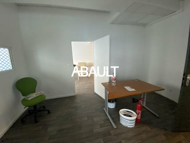 LOCAL COMMERCIAL D'ANGLE A LOUER 88 M² ENVIRON BORDEAUX STALINGRAD